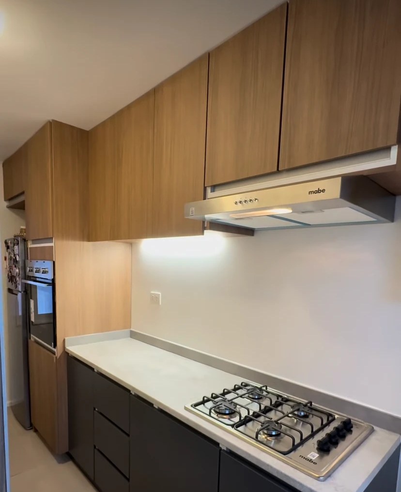 Después: cocina terminada con campana y cocina a gas